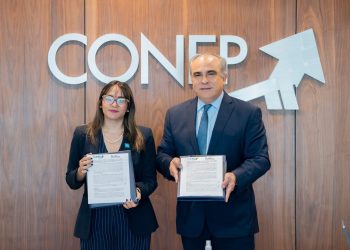 Firma de acuerdo entre WCA-RD y Conep para impulsar el cumplimiento empresarial.