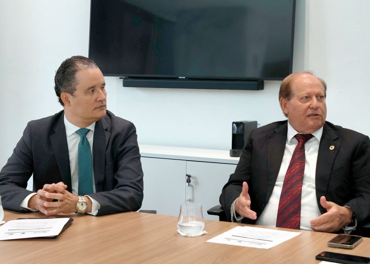 Loamy Then y Manuel González, directivos de la ABA, en visita a elDinero.