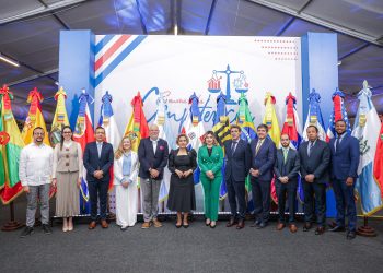 El encuentro se desarrolla con la participación de la directora de Política de Competencia de Meta, Marianela López-Galdos; el ministro de la Presidencia, José Ignacio Paliza, y diversos funcionarios y especialistas en esta materia.