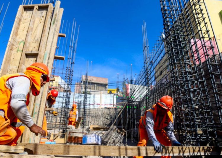Las obras públicas están paralizadas por el corte en el gasto estatal dispuesto por el Gobierno, mientras que en el sector privado el encarecimiento en dólares de los inmuebles y de los materiales para la construcción desalientan las operaciones en el sector.