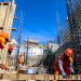 Las obras públicas están paralizadas por el corte en el gasto estatal dispuesto por el Gobierno, mientras que en el sector privado el encarecimiento en dólares de los inmuebles y de los materiales para la construcción desalientan las operaciones en el sector.