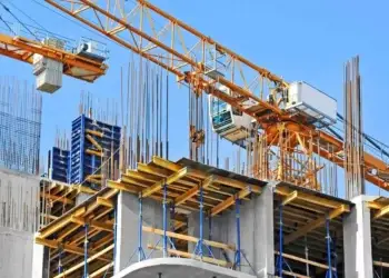 “Los planes de vivienda del gobierno, especialmente el Plan Nacional de Viviendas Familia Feliz, tienen el potencial de desempeñar un papel crucial en este contexto marcado por tasas elevadas”, enfatizó.