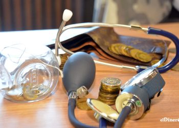 Las personas que cuentan con un seguro médico deben destinar un promedio de RD$1,500 para pagar su visita a un especialista. | Lésther Álvarez