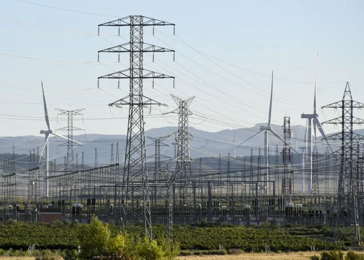 La generación de electricidad con renovables alcanzó en 2025 por primera vez la obtenida en centrales de carbón.