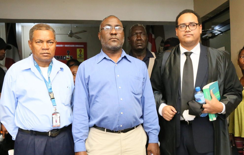 contaminación plomo fausto senfond y el abogado andrés astacio junto a los comunitarios de haina.