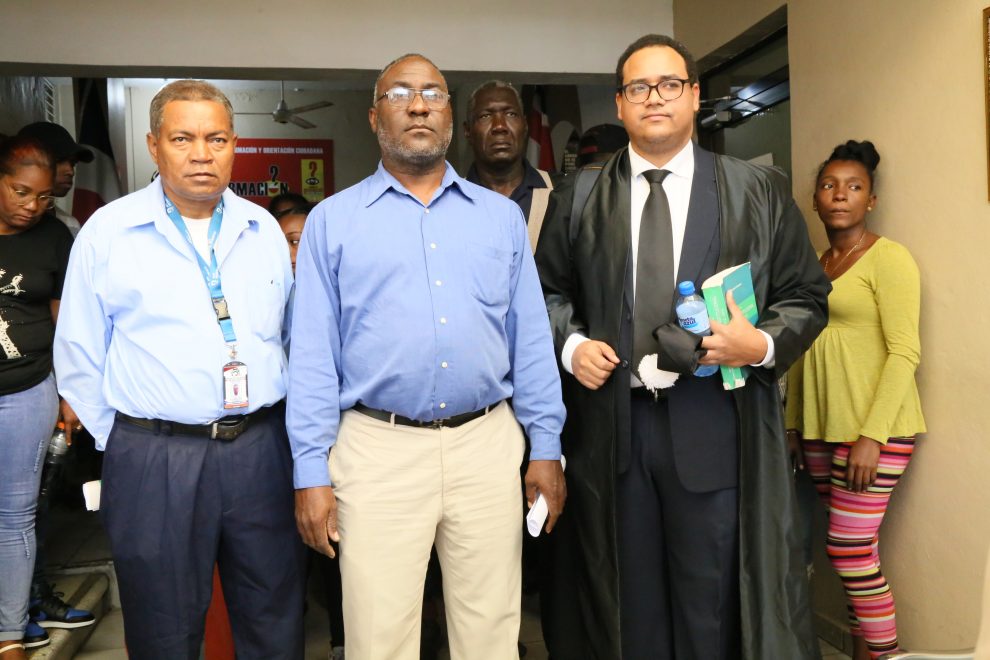 contaminación plomo fausto senfond y el abogado andrés astacio junto a los comunitarios de haina.