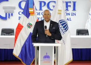 El titular de la Contraloría reiteró la necesidad de integrar la enseñanza de los valores morales con la formación académica.