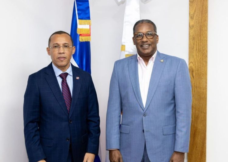 El contralor reiteró que la institución continuará adoptando medidas orientadas al fortalecimiento del control interno en todos los sectores del Estado.