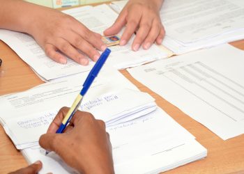 El contrato de adhesión está elaborado de manera unilateral y es aprobado por la Superintendencia
 de Bancos.