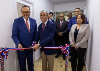 El contralor destacó que la instalación de esta unidad permitirá supervisar las operaciones administrativas y financieras del ministerio.