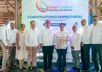 Juan Tejeda, presidente del Clúster Turístico y Productivo de Baní, fungió como moderador del conversatorio.