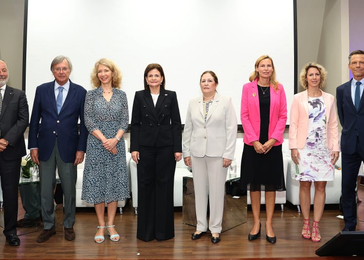 El conversatorio contó con la presencia de la vicepresidenta de la República, Raquel Peña, y los embajadores de la Unión Europea residentes en el país, Katja Afheldt (Unión Europea), Antonio Pérez-Hernández (España), y otros.