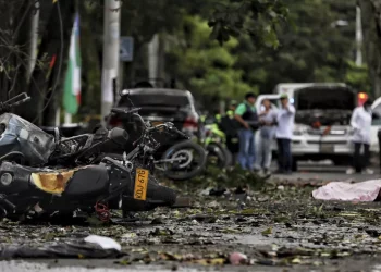 Los ataques en Jamundí, municipio situado en las afueras de Cali, se producen horas después de que tres bombas estallaran en distintos barrios de esta ciudad, capital del Valle del Cauca, dejando al menos dos personas muertas y 36 lesionadas.