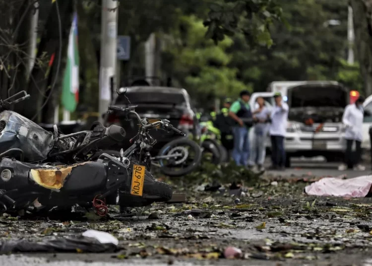 Los ataques en Jamundí, municipio situado en las afueras de Cali, se producen horas después de que tres bombas estallaran en distintos barrios de esta ciudad, capital del Valle del Cauca, dejando al menos dos personas muertas y 36 lesionadas.