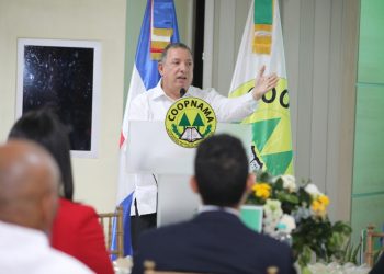 Santiago Portes destaca la ampliación del programa de becas de COOPNAMA y su impacto en la formación de profesionales.