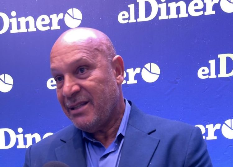 Christopher afirmó que República Dominicana mantiene un ritmo de crecimiento económico superior al promedio de América Latina.