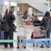Personal del aeropuerto internacional de Incheon, al este de Seúl, comprueban que los pasajeros que llegan, lo hacen con una PCR negativa.  |Yonhan vía EFE.