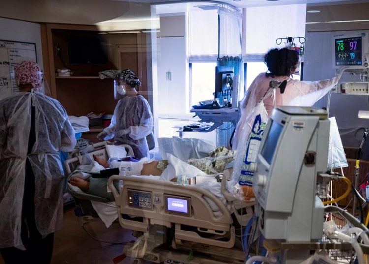 Medio millón de personas desde el pasado febrero hasta esta semana, cuando se superó la cifra, equivalen a casi 42,000 muertos al mes, cerca de 1,400 fallecidos diarios. | Etienne Laurent, EFE.