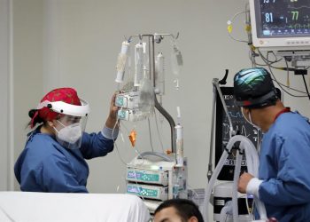 Personal médico atiende a un enfermo en una unidad de cuidado intensivo del Hospital El Tunal, el 17 de enero de 2021 de en Bogotá, Colombia. | Mauricio Dueñas Castañeda, EFE.