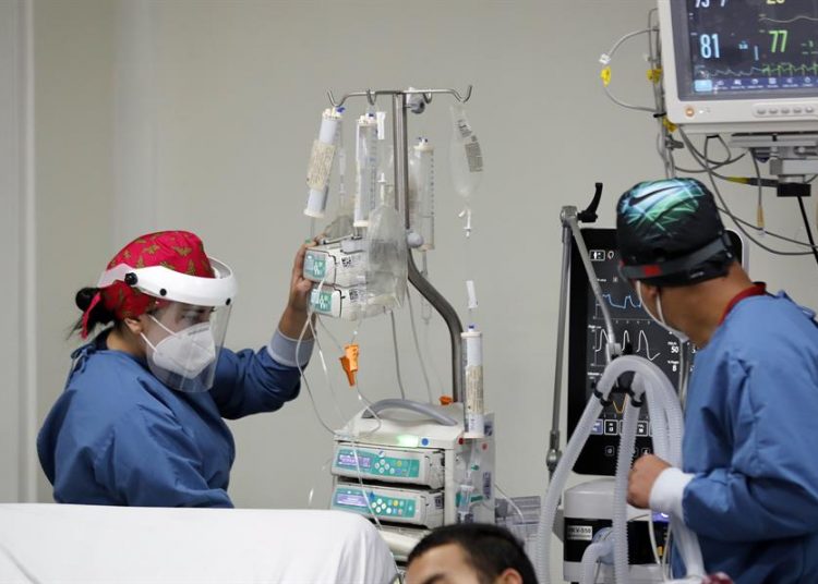 Personal médico atiende a un enfermo en una unidad de cuidado intensivo del Hospital El Tunal, el 17 de enero de 2021 de en Bogotá, Colombia. | Mauricio Dueñas Castañeda, EFE.