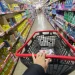 En Argentina se requiere más de un sueldo mínimo para adquirir una canasta de alimentos.