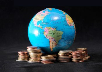 La economía global enfrenta riesgos de alta incertidumbre con tensiones geopolíticas y comerciales.