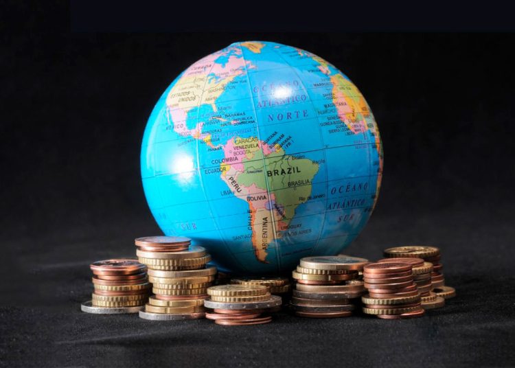 La economía global enfrenta riesgos de alta incertidumbre con tensiones geopolíticas y comerciales.