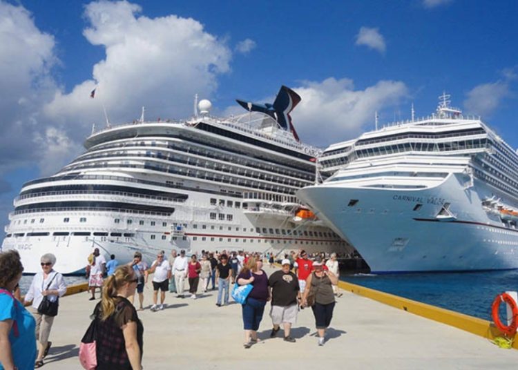 El número de cruceristas decayó durante la pandemia del coronavirus (2020-2021) al registrar 300,000 personas. . Fuente externa.