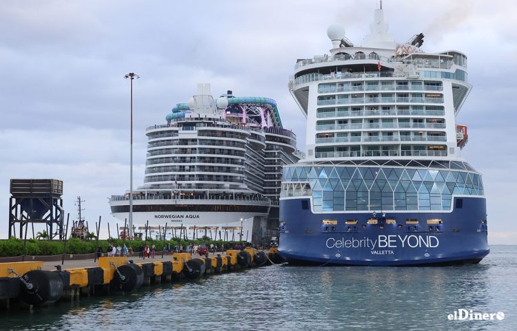 Cruceros atracados en Taíno Bay.