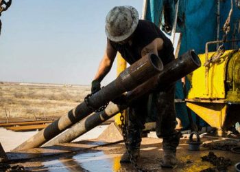 Las reservas de crudo cayeron en 846,000 barriles y las de gasolina cayeron en 2.2 millones.