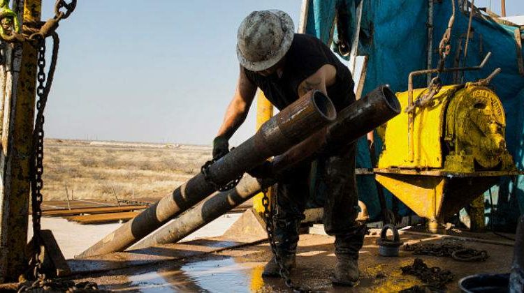 Las reservas de crudo cayeron en 846,000 barriles y las de gasolina cayeron en 2.2 millones.