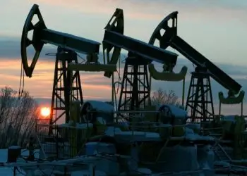 La reunión del JMMC, encargado de supervisar el cumplimiento de los acuerdos dentro de la OPEP+, tuvo lugar en un contexto de tensiones y volatilidad en los mercados energéticos.