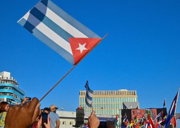 Una economía que no genera riquezas, que lo único que hace es distribuir pobreza, cae porque sí.