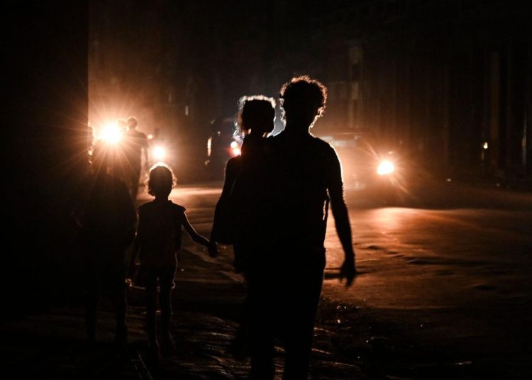 Los apagones se hacen aún más penosos con el intenso calor húmedo del verano caribeño.