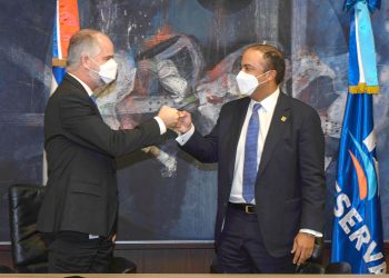 Alejandro Fernández W. y Samuel Pereyra anuncian el inicio de este nuevo producto financiero.