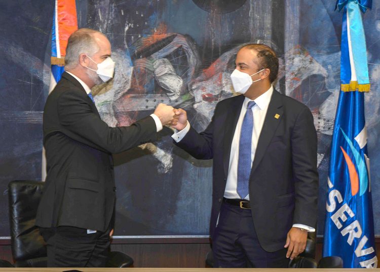 Alejandro Fernández W. y Samuel Pereyra anuncian el inicio de este nuevo producto financiero.