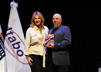 A lo largo de la semana, se llevarán a cabo clases magistrales abiertas al público, que tendrán lugar en la sala Manuel Rueda de las Escuelas de Bellas Artes de 2:00 a 3:30 de la tarde y de 3:30 a 5:00 de la tarde.