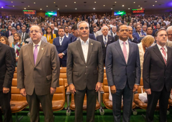 El mandatario vinculó la modernización financiera y la digitalización con el rol estratégico del seguro en la gestión del riesgo climático en el Caribe y la protección de cadenas productivas.