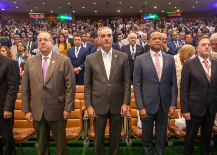 El mandatario vinculó la modernización financiera y la digitalización con el rol estratégico del seguro en la gestión del riesgo climático en el Caribe y la protección de cadenas productivas.