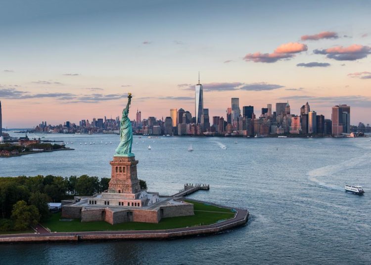 Los viajeros se enfrentan a precios desorbitados en el alojamiento después de que la Alcaldía de Nueva York tomara medidas restrictivas contra plataformas como Airbnb. - Fuente externa.