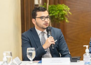 Es una plataforma digital que permite la búsqueda, visualización y recepción de alertas sobre datos económicos, legislativos, regulatorios y de sostenibilidad.