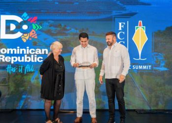 David Collado recibe el reconocimiento de la FCCA durante el Pamac 2026 celebrado en Puerto Plata.