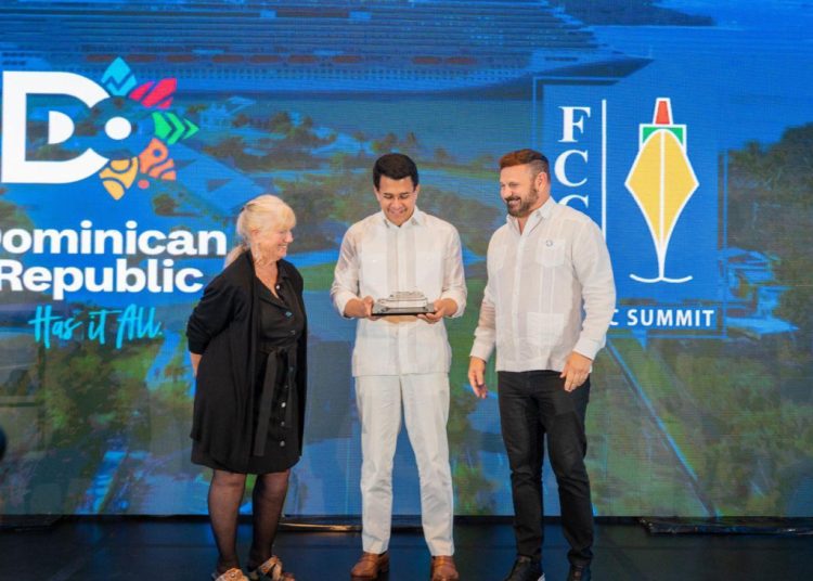 David Collado recibe el reconocimiento de la FCCA durante el Pamac 2026 celebrado en Puerto Plata.