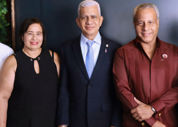 El presidente del Senado de la República Dominicana, Ricardo de los Santos, reafirmó su apoyo a Festur, subrayando la importancia de esta iniciativa para el desarrollo de la provincia.