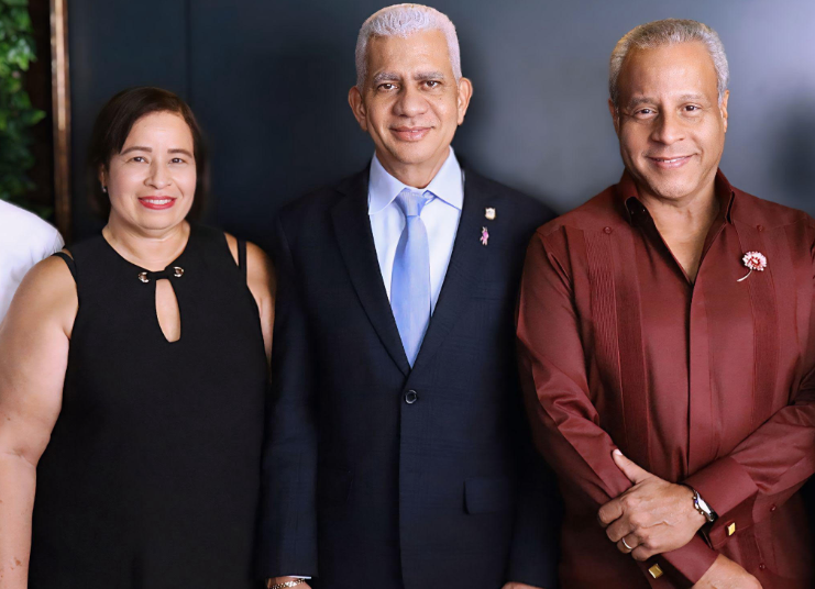 El presidente del Senado de la República Dominicana, Ricardo de los Santos, reafirmó su apoyo a Festur, subrayando la importancia de esta iniciativa para el desarrollo de la provincia.