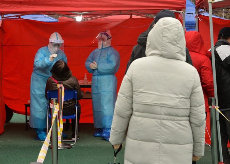 Prueba de covid-19 realizada en Tianjin, China. | Geno Zhou, EFE.