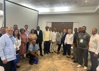 La delegación de Coopnama estuvo encabezada por el presidente del consejo de administración, Santiago Portes, junto a los profesores Felicia Contreras, secretaria; Ubaldo León, gerente de educación; Martín Castillo, secretario del Consejo de Vigilancia, y José Fabio Durán, presidente del Comité de Crédito.