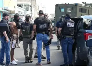 Desde la semana pasada, un ensordecedor silencio se apodera de las calles de Barrio Obrero y la música típica de República Dominicana, como merengues y bachatas, han dejado de escucharse en los bares, que están ahora cerrados como muchos otros negocios por miedo.