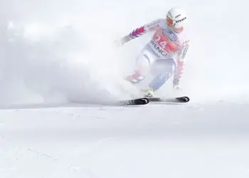 Estas disciplinas combinan la velocidad y resistencia en escenarios de nieve y hielo.
