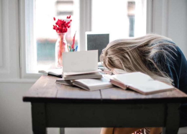 El sueño permite que el cuerpo se recargue para tener suficiente energía física y mental. | Canva